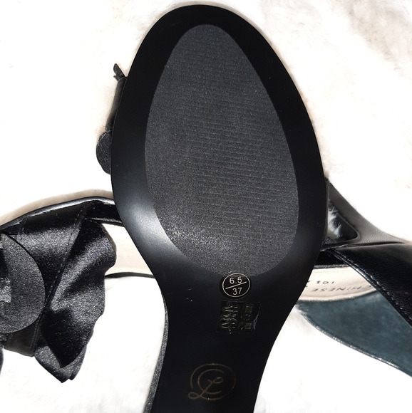 Chinese Laundry ruffled heels - Picture 3 of 7